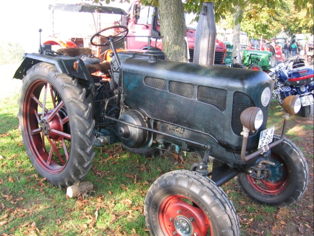 Umbau-Bulldog - Ehemaliger Lanz Glühkopf-Bulldog mit Halbdiesel-Austausch-Motor