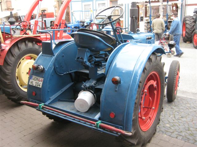 Umbau-Bulldog - Ehemaliger Lanz Glühkopf-Bulldog mit Halbdiesel-Austausch-Motor