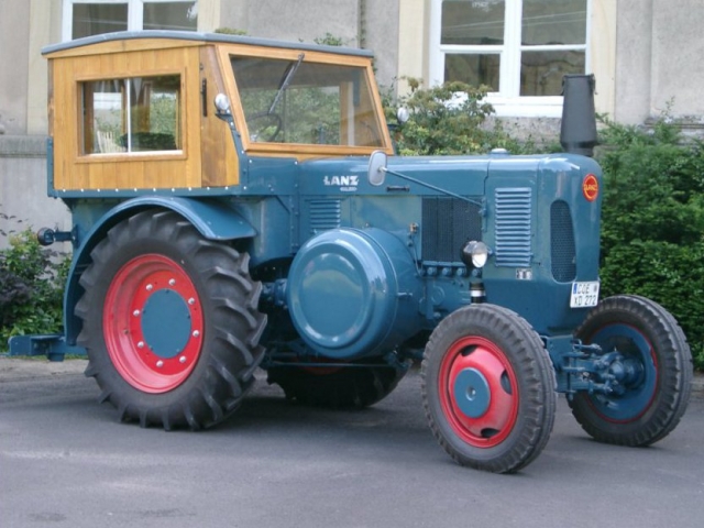 Umbau-Bulldog - Ehemaliger Lanz Glühkopf-Bulldog mit Halbdiesel-Austausch-Motor