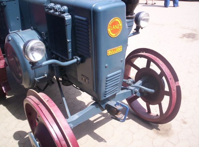 Umbau-Bulldog - Ehemaliger Lanz Glühkopf-Bulldog mit Halbdiesel-Austausch-Motor