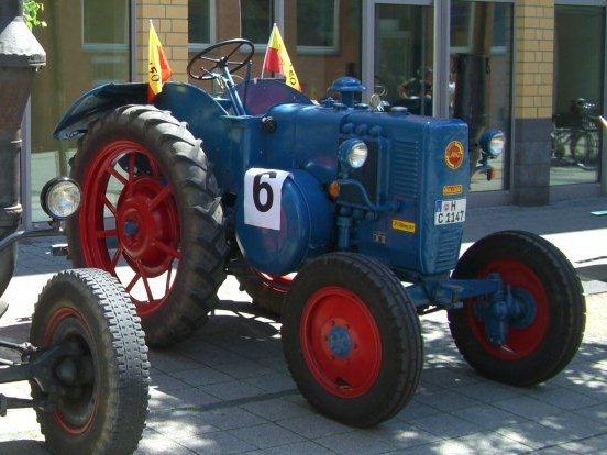 Umbau-Bulldog - Ehemaliger Lanz Glühkopf-Bulldog mit Halbdiesel-Austausch-Motor