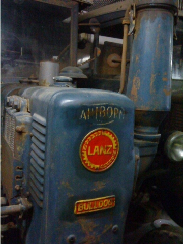 Umbau-Bulldog - Ehemaliger Lanz Glühkopf-Bulldog mit Halbdiesel-Austausch-Motor