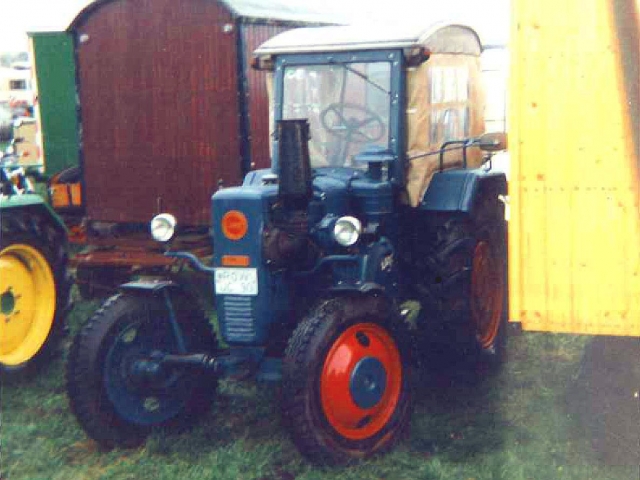 Umbau-Bulldog - Ehemaliger Lanz Glühkopf-Bulldog mit Halbdiesel-Austausch-Motor