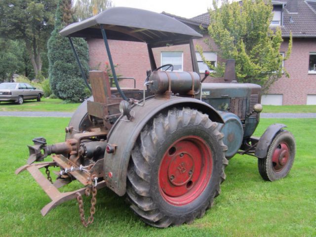Umbau-Bulldog - Ehemaliger Lanz Glühkopf-Bulldog mit Halbdiesel-Austausch-Motor