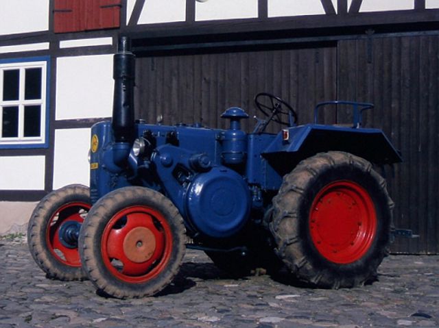Umbau-Bulldog - Ehemaliger Lanz Glühkopf-Bulldog mit Halbdiesel-Austausch-Motor