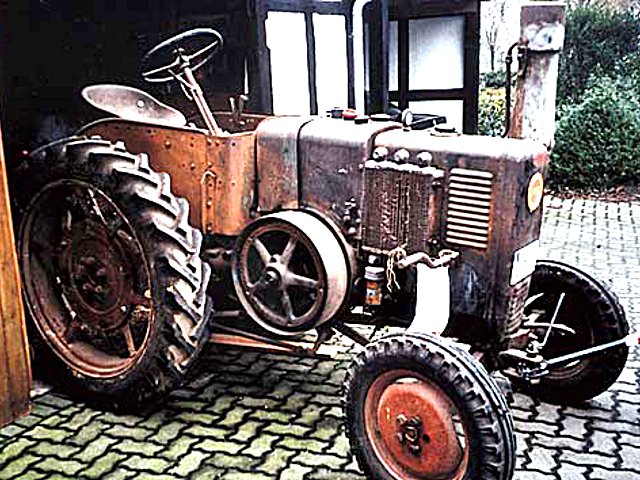 Umbau-Bulldog - Ehemaliger Lanz Glühkopf-Bulldog mit Halbdiesel-Austausch-Motor
