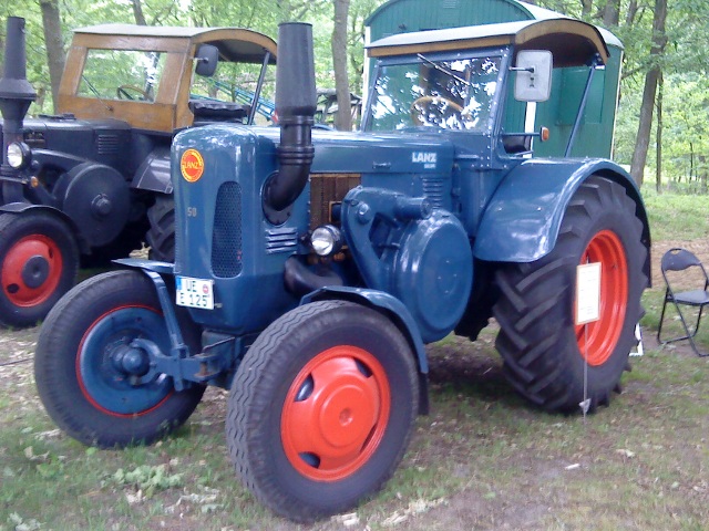 Umbau-Bulldog - Ehemaliger Lanz Glühkopf-Bulldog mit Halbdiesel-Austausch-Motor