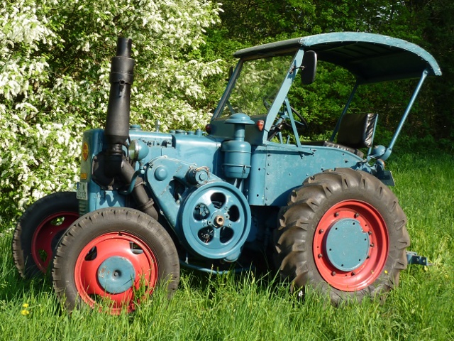 Umbau-Bulldog - Ehemaliger Lanz Glühkopf-Bulldog mit Halbdiesel-Austausch-Motor