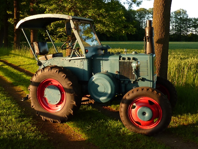 Umbau-Bulldog - Ehemaliger Lanz Glühkopf-Bulldog mit Halbdiesel-Austausch-Motor