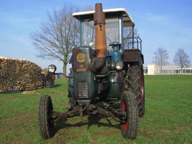 Umbau-Bulldog - Ehemaliger Lanz Glühkopf-Bulldog mit Halbdiesel-Austausch-Motor