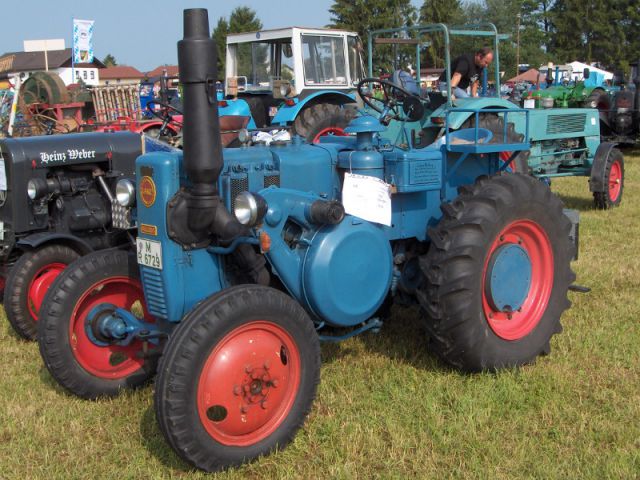Umbau-Bulldog - Ehemaliger Lanz Glühkopf-Bulldog mit Halbdiesel-Austausch-Motor