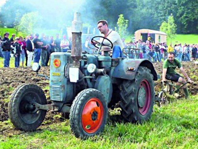 Umbau-Bulldog - Ehemaliger Lanz Glühkopf-Bulldog mit Halbdiesel-Austausch-Motor