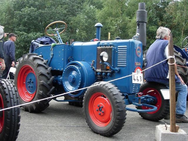 Umbau-Bulldog - Ehemaliger Lanz Glühkopf-Bulldog mit Halbdiesel-Austausch-Motor