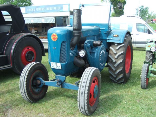 Umbau-Bulldog - Ehemaliger Lanz Glühkopf-Bulldog mit Halbdiesel-Austausch-Motor