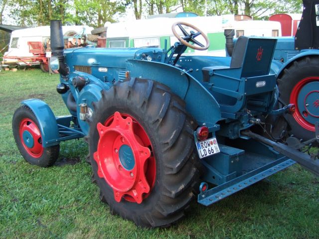 Umbau-Bulldog - Ehemaliger Lanz Glühkopf-Bulldog mit Halbdiesel-Austausch-Motor