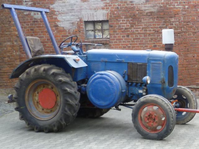 Umbau-Bulldog - Ehemaliger Lanz Glühkopf-Bulldog mit Halbdiesel-Austausch-Motor