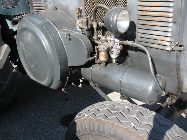 Umbau-Bulldog - Ehemaliger Lanz Glühkopf-Bulldog mit Halbdiesel-Austausch-Motor