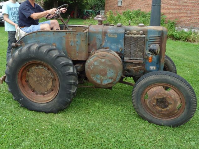 Umbau-Bulldog - Ehemaliger Lanz Glühkopf-Bulldog mit Halbdiesel-Austausch-Motor