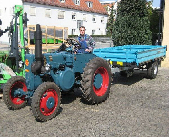 Umbau-Bulldog - Ehemaliger Lanz Glühkopf-Bulldog mit Halbdiesel-Austausch-Motor
