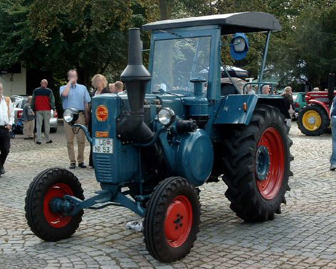 Umbau-Bulldog - Ehemaliger Lanz Glühkopf-Bulldog mit Halbdiesel-Austausch-Motor