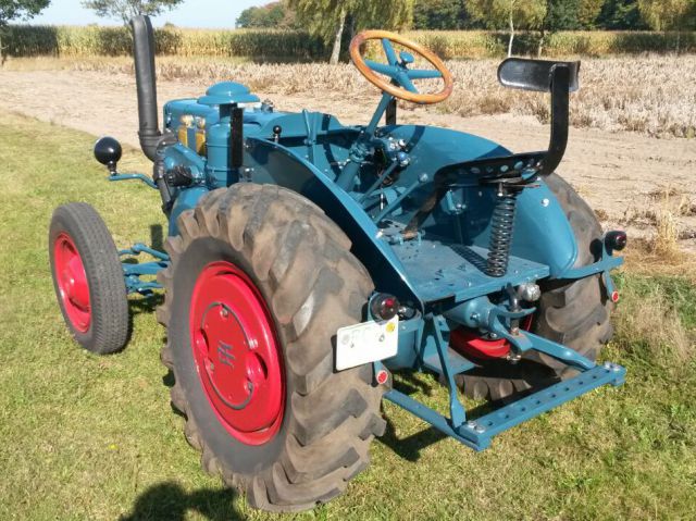 Umbau-Bulldog - Ehemaliger Lanz Glühkopf-Bulldog mit Halbdiesel-Austausch-Motor