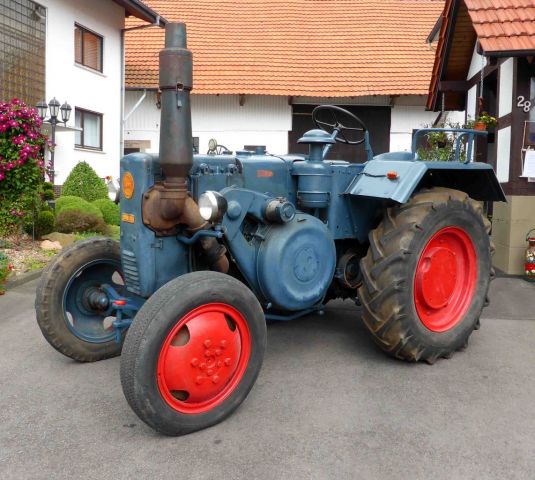 Umbau-Bulldog - Ehemaliger Lanz Glühkopf-Bulldog mit Halbdiesel-Austausch-Motor
