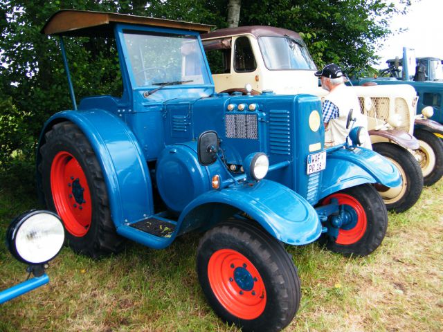 Umbau-Bulldog - Ehemaliger Lanz Glühkopf-Bulldog mit Halbdiesel-Austausch-Motor