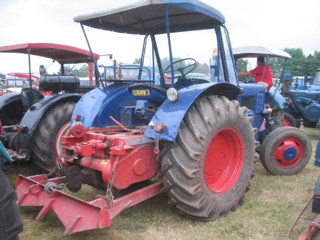 Umbau-Bulldog - Ehemaliger Lanz Glühkopf-Bulldog mit Halbdiesel-Austausch-Motor