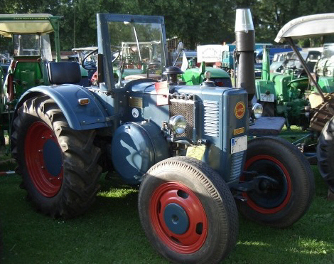 Umbau-Bulldog - Ehemaliger Lanz Glühkopf-Bulldog mit Halbdiesel-Austausch-Motor