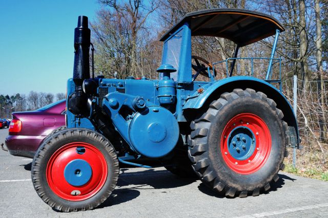 Umbau-Bulldog - Ehemaliger Lanz Glühkopf-Bulldog mit Halbdiesel-Austausch-Motor