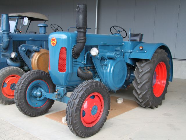 Umbau-Bulldog - Ehemaliger Lanz Glühkopf-Bulldog mit Halbdiesel-Austausch-Motor