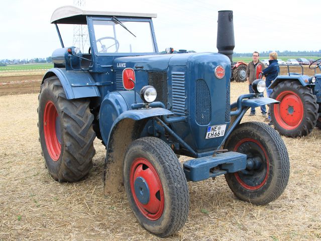 Umbau-Bulldog - Ehemaliger Lanz Glühkopf-Bulldog mit Halbdiesel-Austausch-Motor