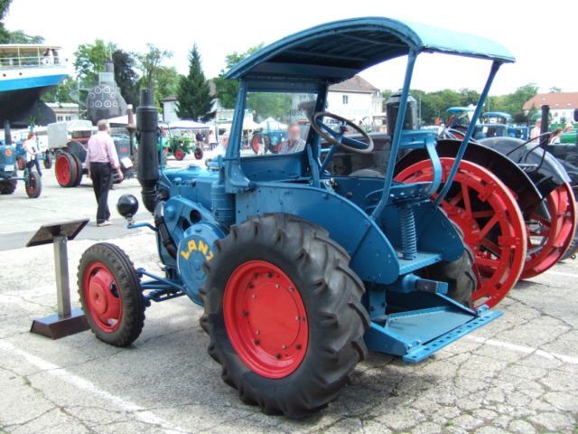 Umbau-Bulldog - Ehemaliger Lanz Glühkopf-Bulldog mit Halbdiesel-Austausch-Motor