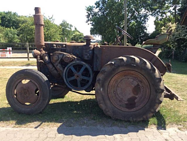 Umbau-Bulldog - Ehemaliger Lanz Glühkopf-Bulldog mit Halbdiesel-Austausch-Motor