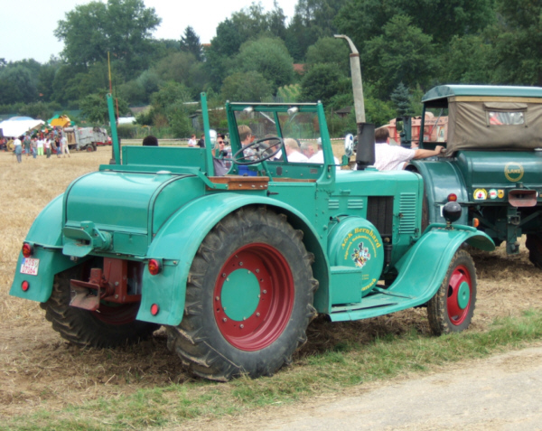 Umbau-Bulldog - Ehemaliger Lanz Glühkopf-Bulldog mit Halbdiesel-Austausch-Motor