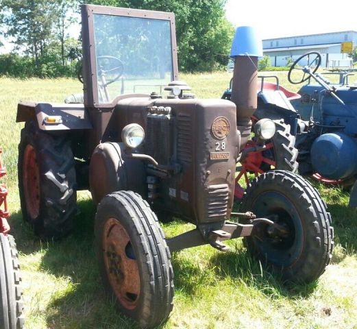 Umbau-Bulldog - Ehemaliger Lanz Glühkopf-Bulldog mit Halbdiesel-Austausch-Motor