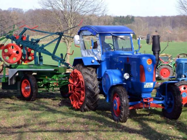 Umbau-Bulldog - Ehemaliger Lanz Glühkopf-Bulldog mit Halbdiesel-Austausch-Motor