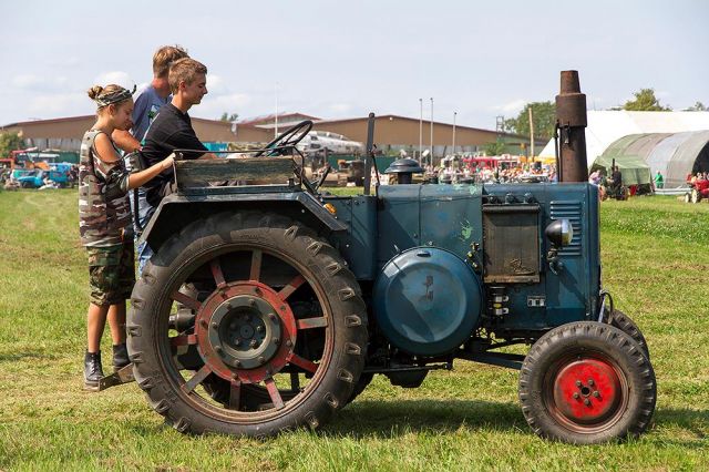 Umbau-Bulldog - Ehemaliger Lanz Glühkopf-Bulldog mit Halbdiesel-Austausch-Motor