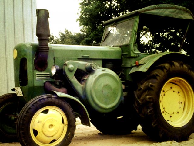 Umbau-Bulldog - Ehemaliger Lanz Glühkopf-Bulldog mit Halbdiesel-Austausch-Motor