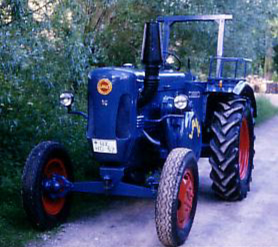 Umbau-Bulldog - Ehemaliger Lanz Glühkopf-Bulldog mit Halbdiesel-Austausch-Motor