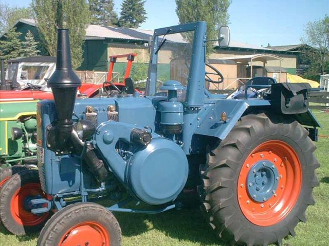 Umbau-Bulldog - Ehemaliger Lanz Glühkopf-Bulldog mit Halbdiesel-Austausch-Motor