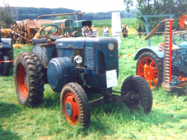 Umbau-Bulldog - Ehemaliger Lanz Glühkopf-Bulldog mit Halbdiesel-Austausch-Motor