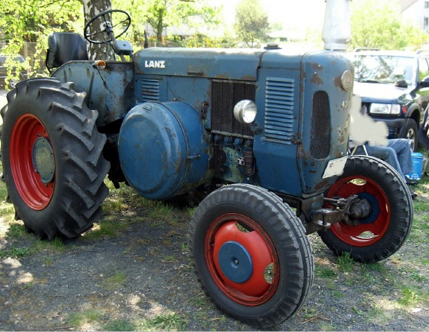 Umbau-Bulldog - Ehemaliger Lanz Glühkopf-Bulldog mit Halbdiesel-Austausch-Motor