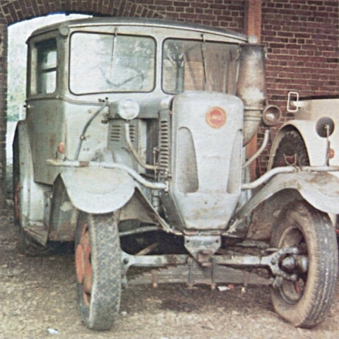 Umbau-Bulldog - Ehemaliger Lanz Glühkopf-Bulldog mit Halbdiesel-Austausch-Motor