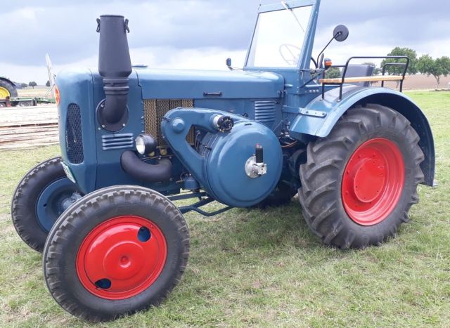 Umbau-Bulldog - Ehemaliger Lanz Glühkopf-Bulldog mit Halbdiesel-Austausch-Motor