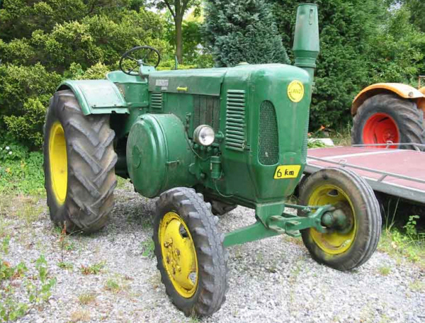 Umbau-Bulldog - Ehemaliger Lanz Glühkopf-Bulldog mit Halbdiesel-Austausch-Motor
