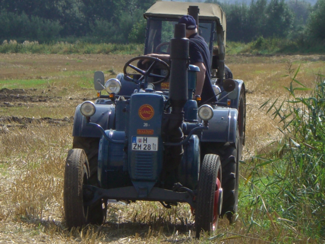 Umbau-Bulldog - Ehemaliger Lanz Glühkopf-Bulldog mit Halbdiesel-Austausch-Motor