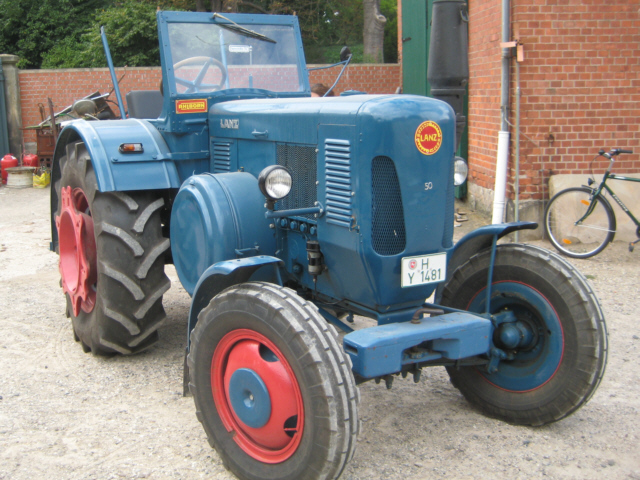 Umbau-Bulldog - Ehemaliger Lanz Glühkopf-Bulldog mit Halbdiesel-Austausch-Motor