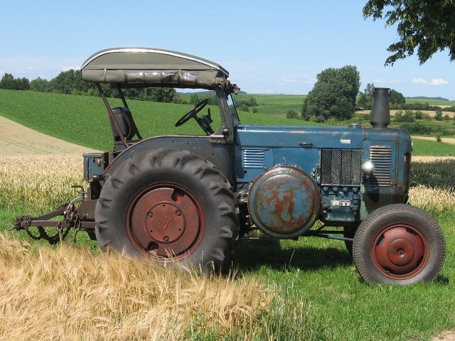 Umbau-Bulldog - Ehemaliger Lanz Glühkopf-Bulldog mit Halbdiesel-Austausch-Motor