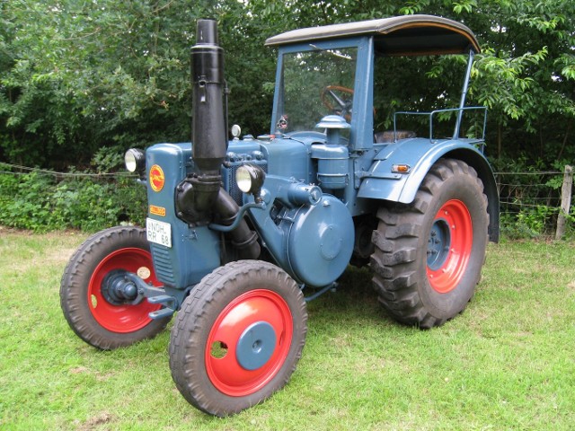 Umbau-Bulldog - Ehemaliger Lanz Glühkopf-Bulldog mit Halbdiesel-Austausch-Motor
